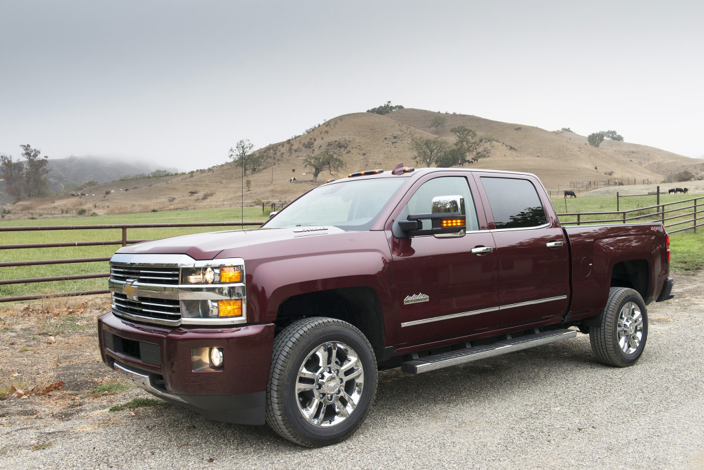 The 2016 Chevrolet Silverado HD has a softer, smoother ride when it’s carrying weight in the bed. It also uses the industry-standard J2807 testing method to derive its tow ratings this year.